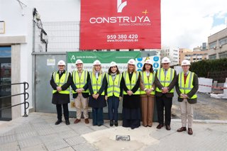 La consejera de Empleo, Empresa y Trabajo Autónomo de la Junta de Andalucía, Rocío Blanco, junto a otras autoridades, en su visia a las obras de la nueva oficina del Servicio Andaluz de Empleo en Huelva.