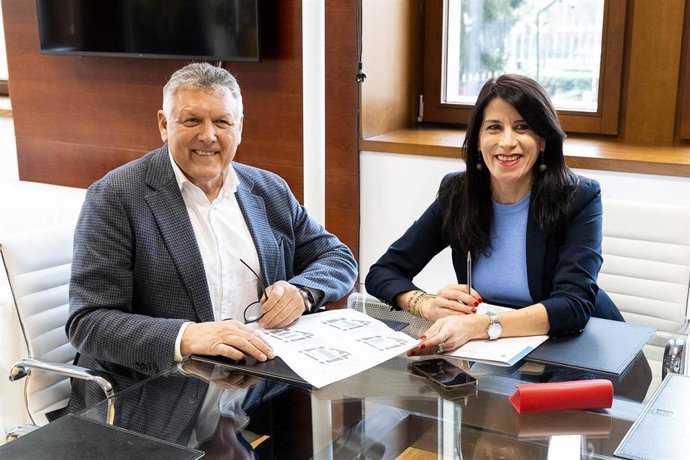 La conselleira de Vivenda, María Martínez Allegue; y el alcalde de Sanxenxo, Telmo Martín.