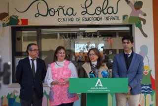 La delegada del Gobierno andaluz en Málaga, Patricia Navarro, ha visitado  en Coín la Escuela Infantil Doña Lola junto al delegado de Desarrollo Educativo, Miguel Briones, y el alcalde, Francisco Cantos.
