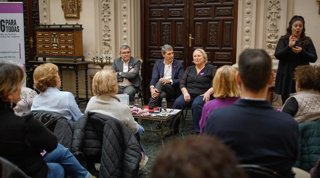 El delegado del Gobierno en Andalucía, Pedro Fernández, flanqueado por el subdelegado en Granada, José Antonio Montilla, y la responsable de la unidad contra la violencia sobre la mujer de la Subdelegación, Montserrat Muñoz