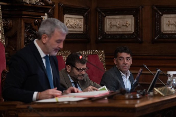 Archivo - L'alcalde de Barcelona, Jaume Collboni, el tinent d'alcalde de Prevenció i Seguretat de l'Ajuntament de Barcelona, Albert Batlle, i el Síndic de Greuges de Barcelona, David Bondia