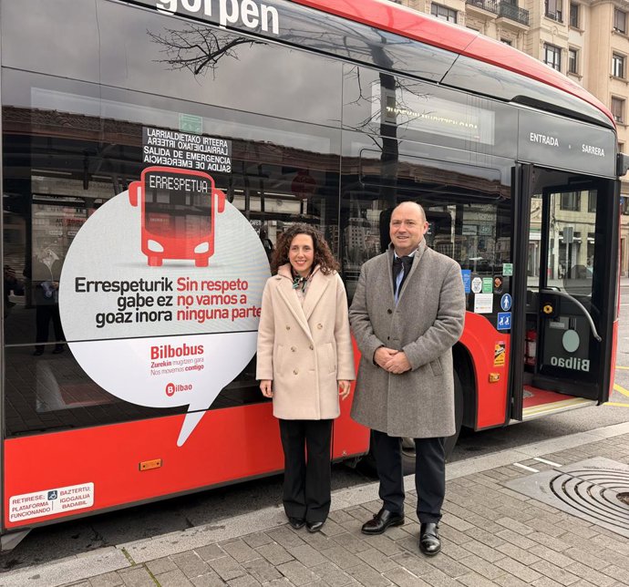Nora Abete Bilboko alkateorde eta Mugikortasun eta Jasangarritasuneko zinegotzia eta Anrtonio Garcia Borbolla Bilbobuseko gerentea