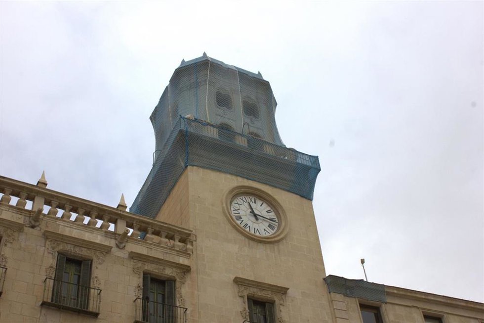 Archivo - La torre del reloj del Ayuntamiento de Alicante, con mallas protectoras tras los desprendimientos de octubre de 2024