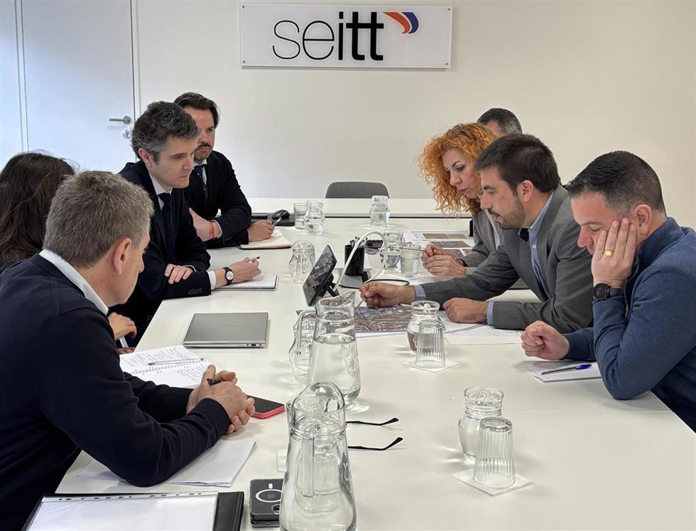 Los alcaldes de Mejorada del Campo y Velilla de San Antonio, Jorge Capa y Antonia Alcázar, se reúnen con el director general de la Sociedad Estatal de Infraestructuras del Transporte Terrestre (SEITT), Jaime Moreno