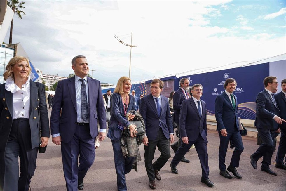 El alcalde de Madrid, José Luis Martínez-Almeida, en la feria inmobiliaria de Cannes