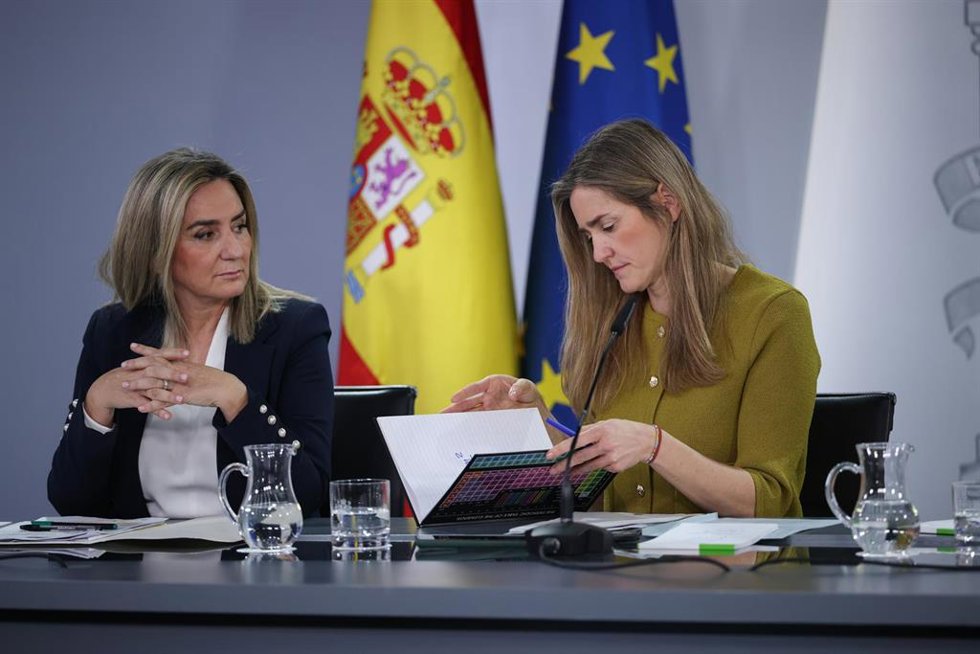 (I-D) La ministra de Educación, Milagros Tolón, la vicepresidenta tercera y la ministra de Transición Ecológica y Reto Demográfico, Sara Aagesen, durante la rueda de prensa posterior al Consejo de Ministros, a 10 de marzo de 2026, en Madrid (España). 