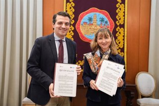 El alcalde de Córdoba, José María Bellido, y la directora general de Ouigo España, Amandine Thomas-Commin, en la firma del acuerdo de intenciones para la promoción turística de la ciudad a través del tren.