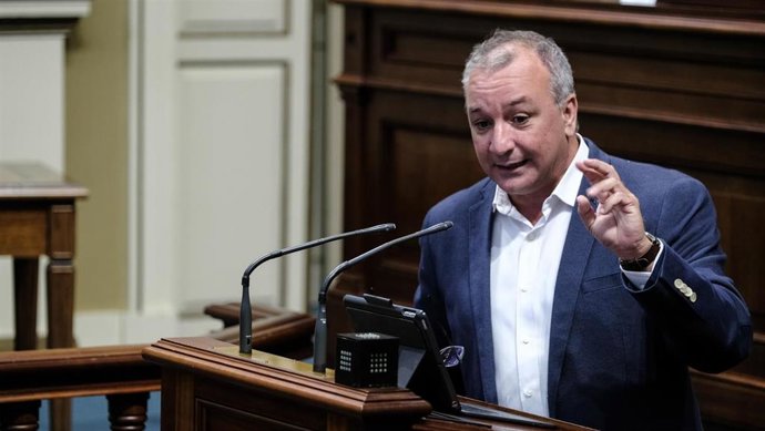 Archivo - El diputado de NC Luis Campos durante un pleno del Parlamento de Canarias