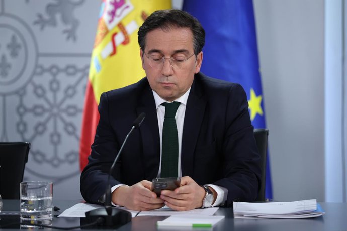 (I-D) El ministro de Exteriores, José Manuel Albares , durante la rueda de prensa posterior al Consejo de Ministros, a 10 de marzo de 2026, en Madrid (España). El Consejo de Ministros ha aprobado hoy el Real Decreto (RD) que garantiza el acceso a atención