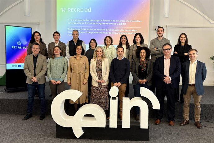 La directora general Transición Energética y Digital, I+D+i Empresarial y Emprendimiento, Garbiñe Basterra, y la directora gerente de CEIN, Uxue Itoiz, junto al resto de representantes de las comunidades socias del proyecto.