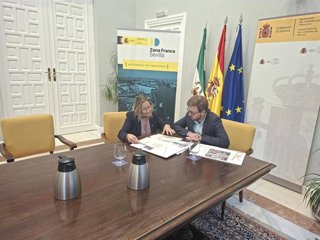 La delegada estatal de la Zona Franca, Carmen Tovar, se reúne con el subdelegado del Gobierno, Francisco Toscano.