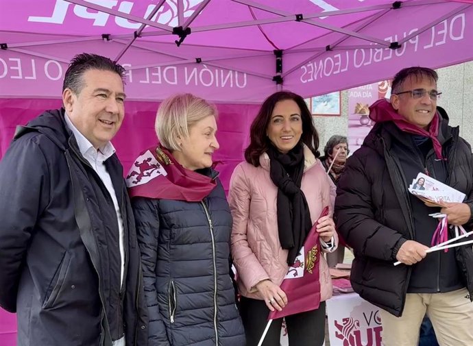 La candidata de UPL a la Presidencia de la Junta, Alicia Gallego (segunda por la derecha), durante su visita a Astorga.