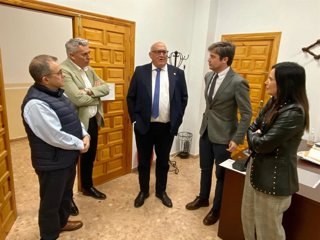 Copé y Gálvez (dcha.), junto a Jiménez (centro), durante su visita a La Rambla.