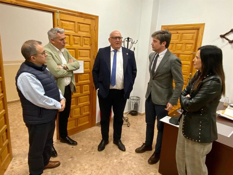 Copé y Gálvez (dcha.), junto a Jiménez (centro), durante su visita a La Rambla.