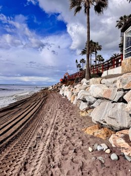 Mijas ejecuta la obra de reconstrucción del tramo de Senda Litoral en El Capricho derribado por temporales