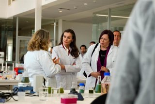 La Reina Letizia durante su visita al laboratorio de la Estación Experimental Cajamar 'Las Palmerillas', en El Ejido (Almería).