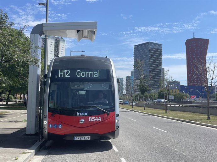 Archivo - Un autobús elèctric de la línia H12 de TMB