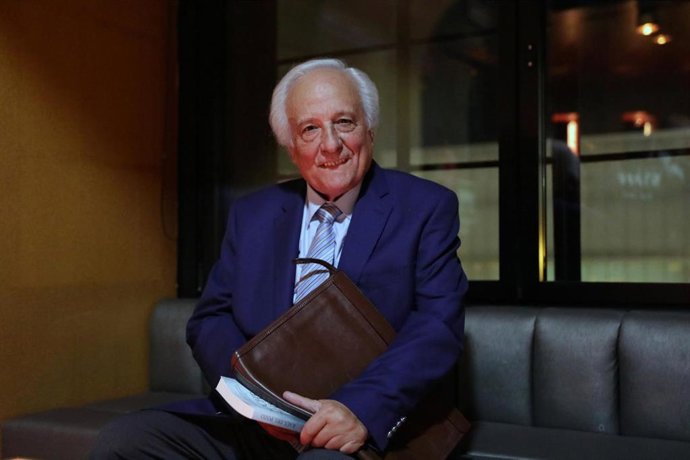 Archivo - El periodista y escritor Raúl del Pozo presenta la reedición de su libro "Noche de tahúres" en el teatro Barceló de Madrid (España) el 11 de noviembre de 2019.