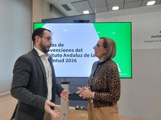 La delegada de Inclusión Social, Juventud, Familias e Igualdad de la Junta en Granada, Matilde Ortiz, y el responsable del Instituto Andaluz de la Juventud en Granada, José Luis de la Torre.