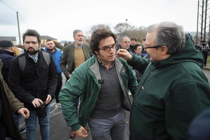 El diputado de Vox, José María Figaredo (c), durante la voladura de las torres de la Central termoeléctrica de Compostilla II, a 12 de febrero de 2026, en Cubillos de Sil, Castilla y León (España). 