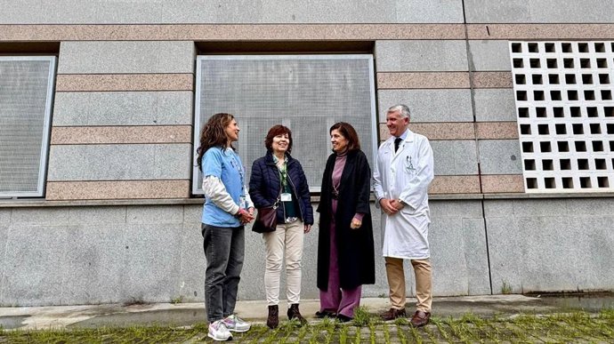 Botella (2ª dcha.), durante su visita al centro de salud de Poniente.