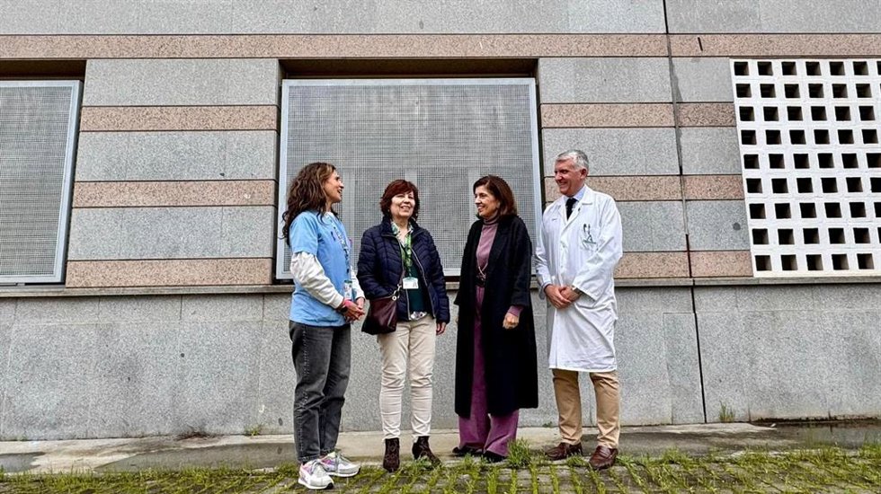 Botella (2 dcha.), durante su visita al centro de salud de Poniente.