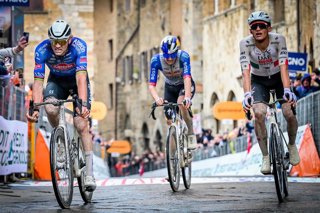 El neerlandés Mathieu van der Poel gana la segunda etapa de la Tirreno-Adriático.