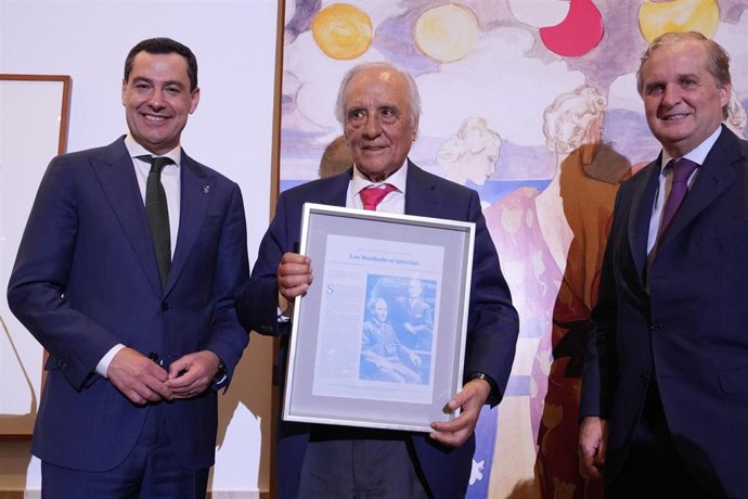 Archivo - El presidente de la Junta de Andalucía, Juanma Moreno, junto a Raúl del Pozo, galardonado en el XXV Premio Joaquín Romero Murube. (Foto de archivo).