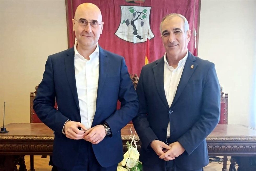El consejero Óscar Chivite con el alcalde de Ágreda, Jesús Manuel Alonso.