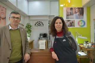 El delegado territorial de Empleo, Empresa y Trabajo Autónomo en Granada, Javier Martín Cañizares, y la joyera granadina María Victoria Fernández-Capel.