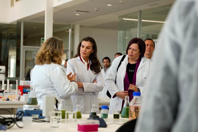 La Reina Letizia durante su visita al laboratorio de la Estación Experimental Cajamar 'Las Palmerillas', en El Ejido (Almería).