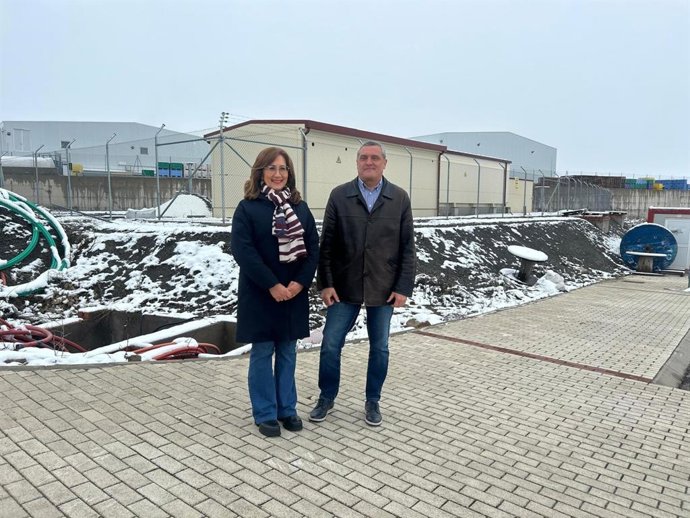 Pedro Pascual y Pilar Muñoyerro, números uno y dos de la lista de Por Ávila a las elecciones autonómicas, en el Polígono Industrial de Vicolozano.
