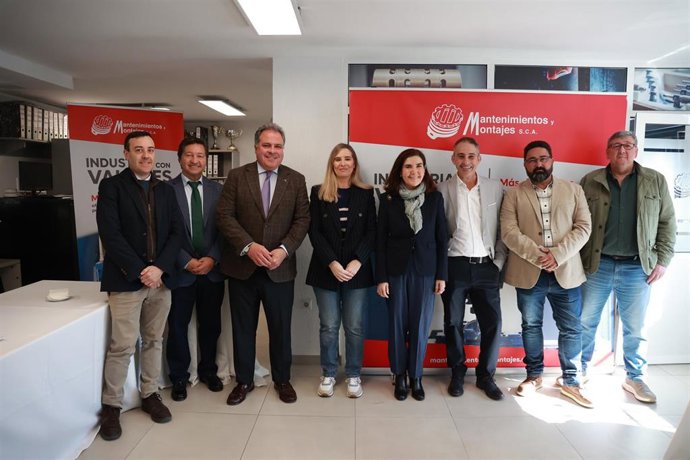 La consejera de Empleo, Empresa y Trabajo Autónomo de la Junta de Andalucía, Rocío Blanco (4d), posa en una foto tras visitar las instalaciones de la empresa Mantenimientos y Montajes Sociedad Cooperativa Andaluza en Huelva. 