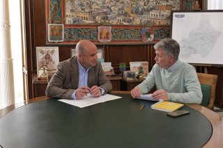 El presidente de la Diputación de Almería se reúne con el alcalde de Cóbdar.