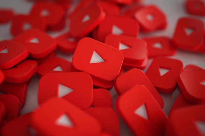 Ilustración con logos de YouTube.