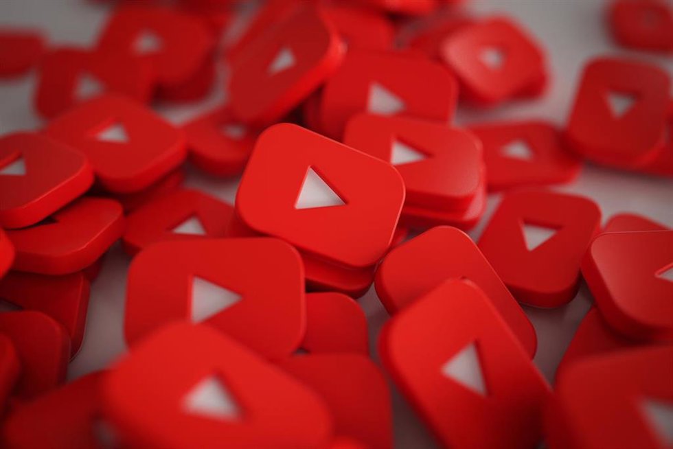 Ilustración con logos de YouTube.