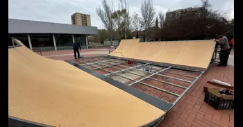 El Ayuntamiento comienza el montaje de un skatepark en la Plaza de las Chiribitas