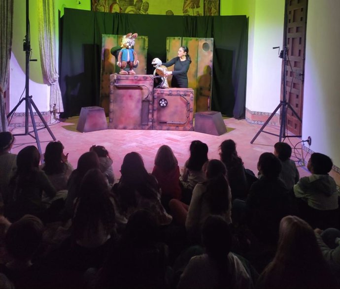 Una representación para público infantil en el Palacio de Viana de Córdoba.