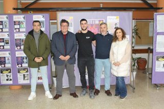 El delegado territorial de Desarrollo Educativo y Formación Profesional en Cádiz, José Ángel Aparicio, con alumnado y profesorado del IES Andrés Benítez de Jerez de la Frontera