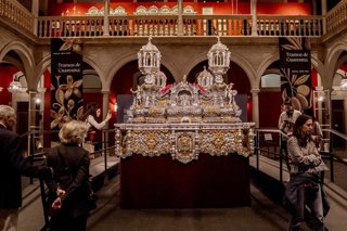 Paso de la hermandad de Pasión expuesto en el patio principal de la Fundación Cajasol durante la muestra sobre Cayetano González.