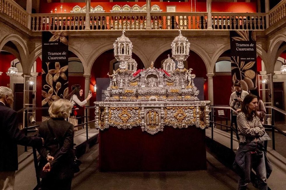 Paso de la hermandad de Pasión expuesto en el patio principal de la Fundación Cajasol durante la muestra sobre Cayetano González.