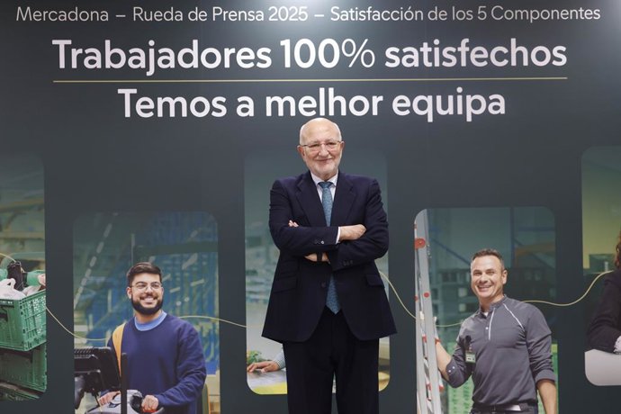 El president de Mercadona, Juan Roig (c), durant una roda de premsa, a 10 de març del 2026, a València, Comunitat Valenciana. 