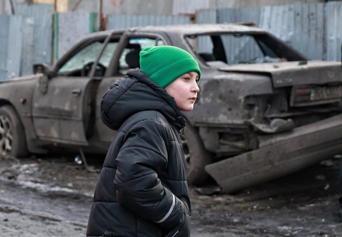 21 de fevereiro de 2026, Odessa, Ucrânia: Um menino está na rua perto de um carro que pegou fogo devido a um ataque noturno de drones russos, Odessa, Ucrânia, 21 de fevereiro de 2026. Na noite de 21 de fevereiro, drones russos atacaram Odessa, danificando