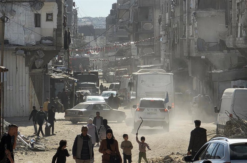Grupo de pacientes viaja para ser evacuados desde el paso fronterizo de Rafá, en el sur de la Franja de Gaza