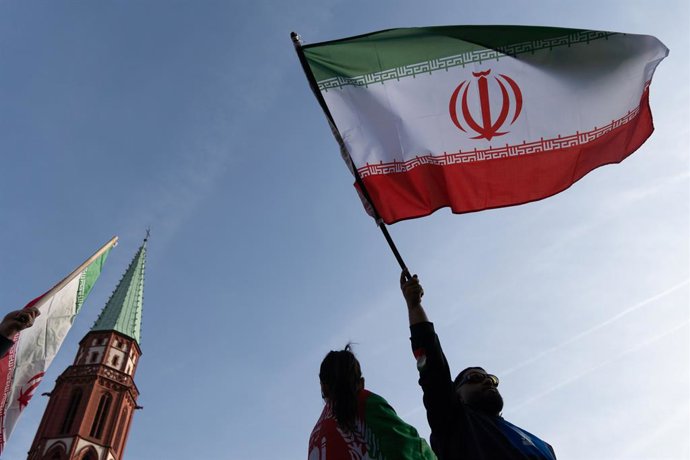 Imagen de archivo de una bandera de Irán durante una protesta.