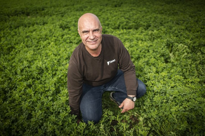El miembro del sindicato agrario JARC Robert Jaimejuan posa para Europa Press en Alcarràs (Lleida)