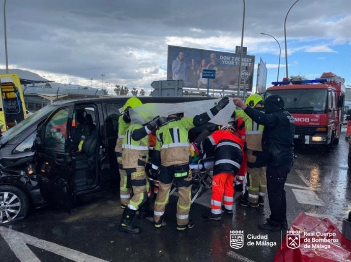 Accidente de tráfico en la avenida Comandante García Morato, en el distrito de Churriana