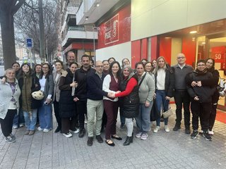 Crespín y Ruiz (centro), ante la sede provincial de su partido, con representantes de las AMPA de colegios de Educación Especial de Córdoba.