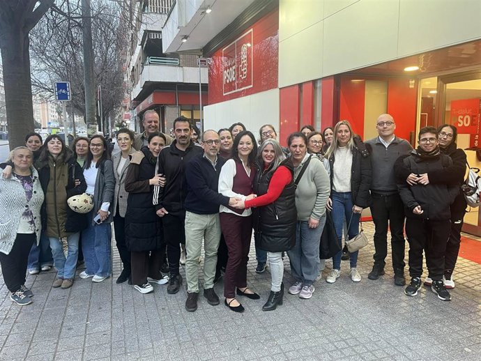 Crespín y Ruiz (centro), ante la sede provincial de su partido, con representantes de las AMPA de colegios de Educación Especial de Córdoba.