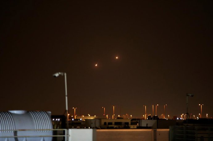 09 March 2026, Qatar, Doha: The Qatari Armed Forces launch interceptor missiles into the skies over Doha in a bid to intercept incoming Iranian missiles. Photo: Stringer/dpa